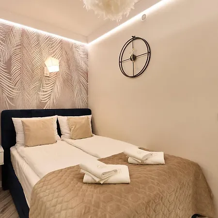 Golden Hour Apartments- Matejki 17 דירה